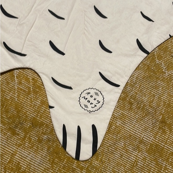 Minimal adorable bear blanket (or can be styled as an indoor rug) - Picture 3 of 4